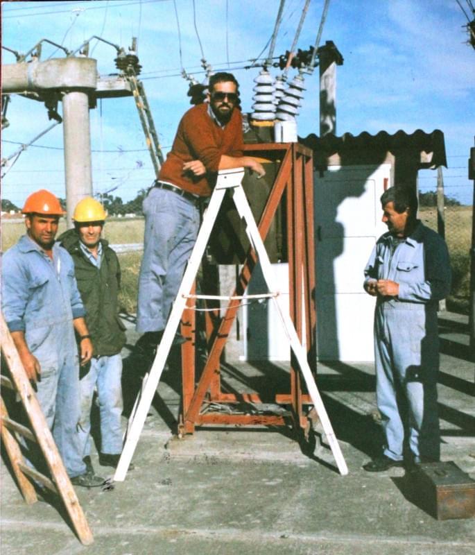 Operarios trabajando sobre el actual predio de la CELC Ruta 73 y Av 26. Década de los 90