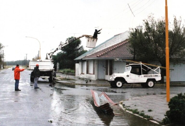La guardia de la CELC trabajando después de un importante temporal. Década de los 90
