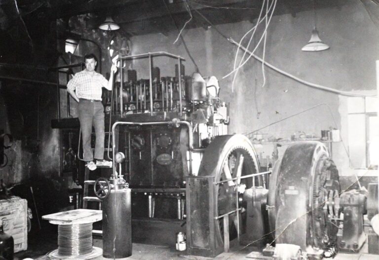 Antiguas instalaciones. Década de los 50. Sobre la máquina se encuentra Carlos Bancur