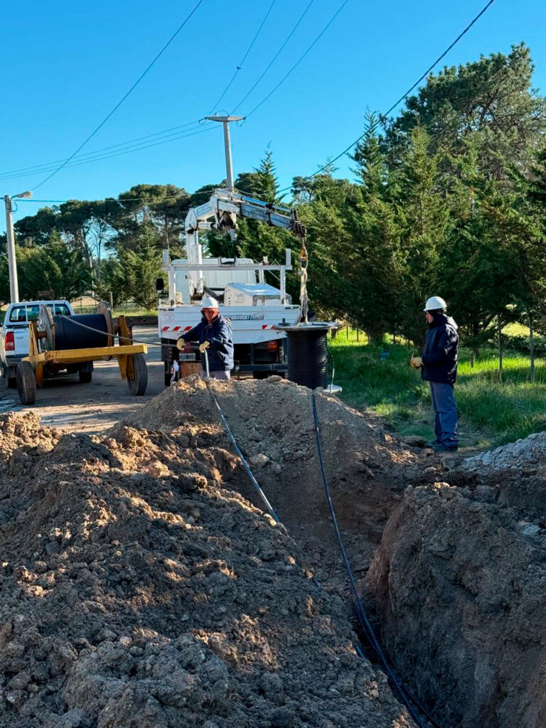 Tendido de cable aluminio subterráneo anillo barrio parque Dunamar